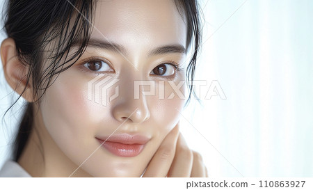 使用精華液後皮膚滋潤的女性臉部特寫（AI 生成的圖像） 110863927
