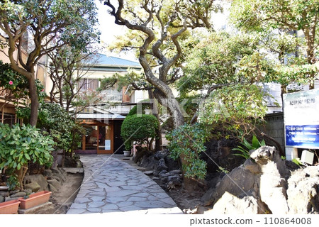 Entrance to Kinokuniya Ryokan on Katase Coast, Enoshima, Fujisawa City 110864008