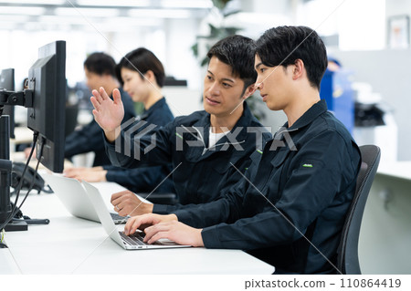 在辦公室工作的工程師 110864419