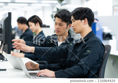 在辦公室工作的工程師 110864420