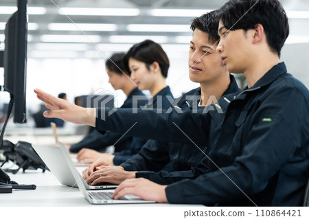 在辦公室工作的工程師 110864421