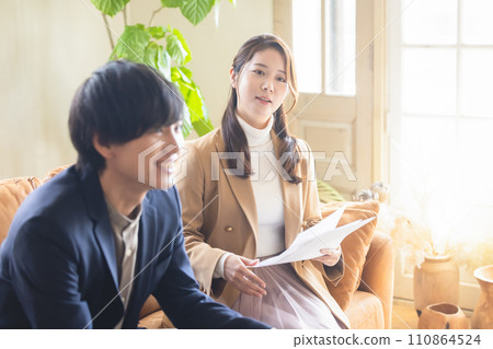 在辦公室工作的年輕女商人 110864524