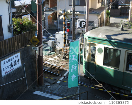 Railroad crossing in front of Manpukuji Temple where Enoden runs 110865875