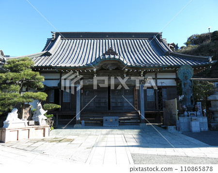 Manpukuji Temple in Kamakura City (main hall, statues of Yoshitsune and Benkei) Manpukuji Temple in Kamakura City (main hall, statues of Yoshitsune and Benkei) 110865878