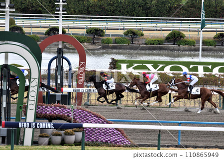 京都賽馬場看台前的戰鬥與防守 京都賽馬場看台前的戰鬥與防守 110865949