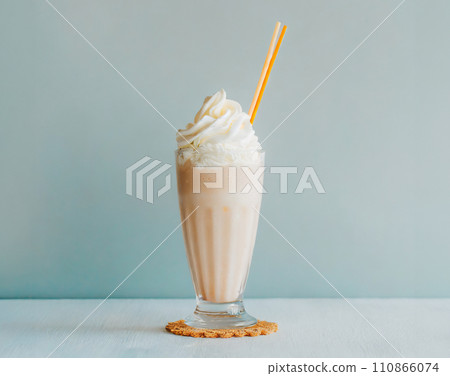 奶昔和鮮奶油甜點人工智慧生成圖像 110866074