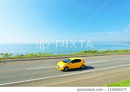 北海道:行駛在藍天和海邊公路上的汽車 北海道:行駛在藍天和海邊公路上的汽車 110866075