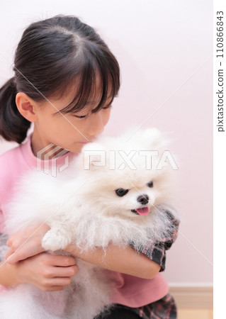 女孩和她的狗博美犬玩耍 女孩和她的狗博美犬玩耍 110866843