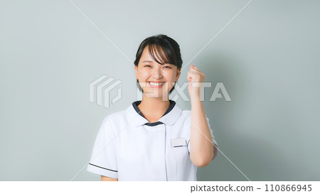 穿著膽量的一套白色衣服的一名婦女擺在 穿著膽量的一套白色衣服的一名婦女擺在 110866945