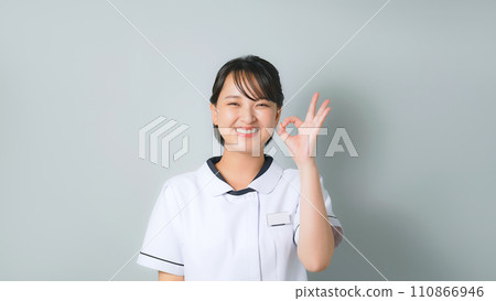 一個穿著白大褂的女人表現出 OK 的手勢 一個穿著白大褂的女人表現出 OK 的手勢 110866946
