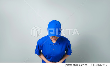 穿著工作服的女人鞠躬 穿著工作服的女人鞠躬 110866967