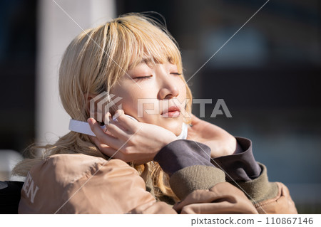 街拍年輕女子肖像 110867146