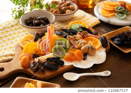Image of dried fruit 110867537