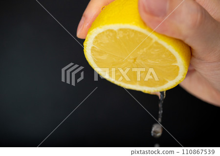 Squeeze a lemon (2) Squeeze a lemon (2) 110867539
