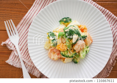 Broccoli and shrimp tartar salad 110867611