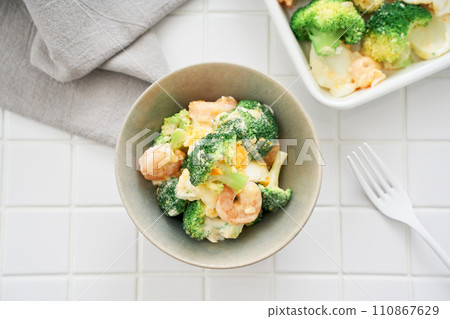 Broccoli and shrimp tartar salad 110867629