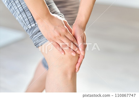 A woman hurts her knees while training 110867747