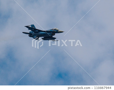 飛行在藍天的航空自衛隊戰鬥機 飛行在藍天的航空自衛隊戰鬥機 110867944