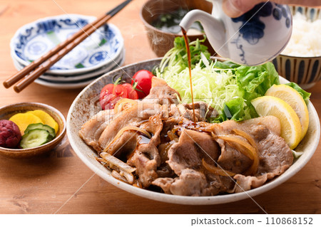 Ginger grilled pork set meal 110868152