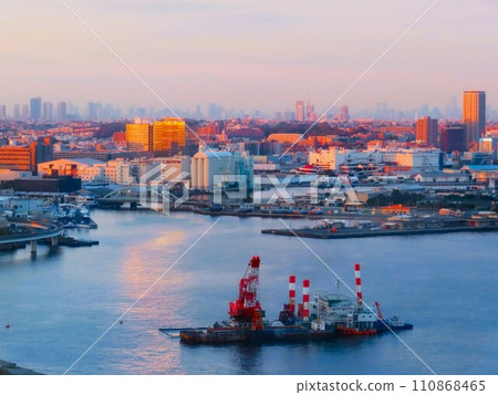 Evening and night views of the port city of Yokohama, Yokohama's sea and roads, buildings, ships, and shining neon lights can be seen. Evening and night views of the port city of Yokohama, Yokohama's sea and roads, buildings, ships, and shining neon lights can be seen. 110868465