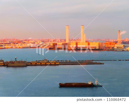 Evening and night views of the port city of Yokohama, Yokohama's sea and roads, buildings, ships, and shining neon lights can be seen. Evening and night views of the port city of Yokohama, Yokohama's sea and roads, buildings, ships, and shining neon lights can be seen. 110868472