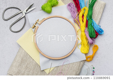 Embroidery hoop, fabric, thread and other accessories 110869091