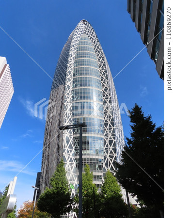 大城市新宿的模式學園繭塔，背景藍天 110869270