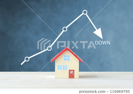 Graph of housing objects and downward trend - image of decline in real estate prices 110869795