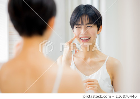 一個女人在浴室裡做皮膚護理 110870440