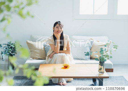 在客廳喝咖啡的女人 110870696