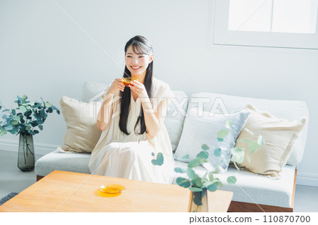 woman drinking coffee in the living room 110870700