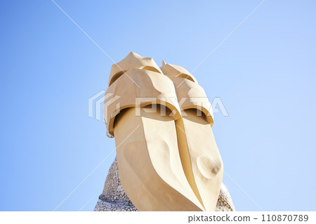 A building that stands out 110870789