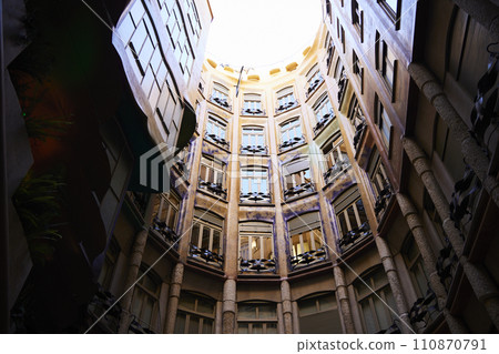 A building that stands out 110870791