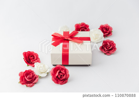 [Valentine's Day] Red ribbon gift box 110870888