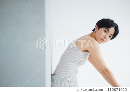 Young woman with short hair 110871023