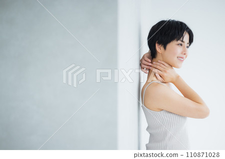 短髮的年輕女子 110871028