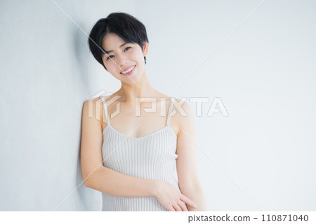 短髮的年輕女子 110871040