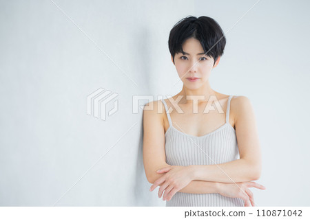 短髮的年輕女子 110871042