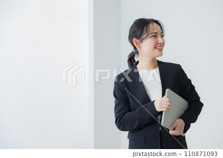 Smiling business woman with a laptop 110871093