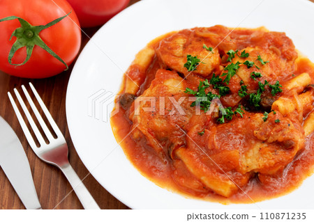 Simmered chicken with tomato 110871235