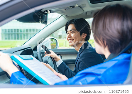 接受駕駛指導、駕駛學校、試駕、汽車經銷商的男子 接受駕駛指導、駕駛學校、試駕、汽車經銷商的男子 110871465