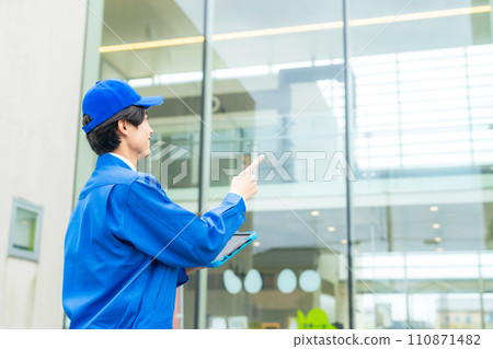 工人檢查建築物 110871482