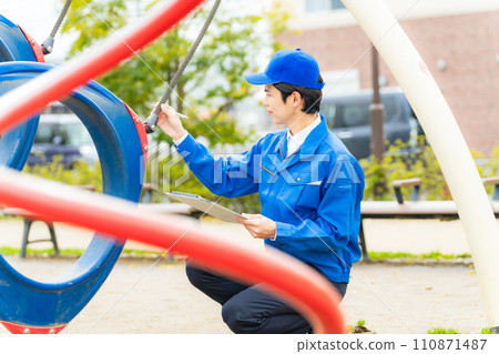 檢查公園遊樂場設備安全的男工 檢查公園遊樂場設備安全的男工 110871487
