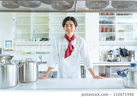 廚師站在廚房裡 110871498
