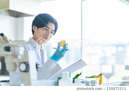 研究人員檢查蔬菜和水果 110871511