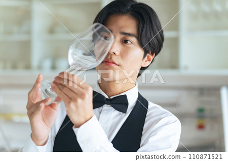 男人檢查酒杯服務員侍酒師 110871521
