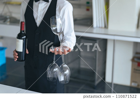 拿著酒瓶和酒杯的男人 110871522