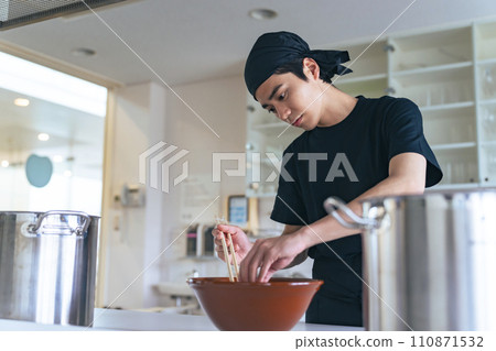 A ramen shop clerk serving ramen in a bowl 110871532