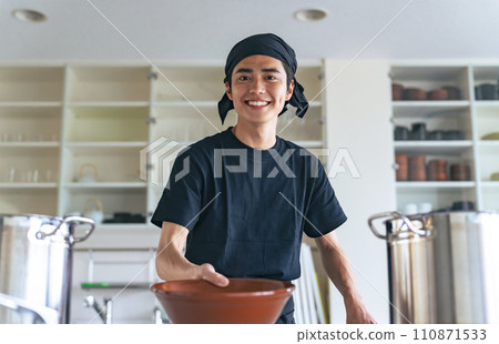 A ramen shop clerk offering a bowl of rice 110871533