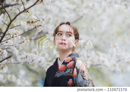 穿著和服的女人看著櫻花 110871578